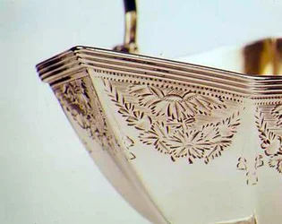 シュガーバスケット、ジョージIII、1792年のヘンリークローラーによる明るいカットの装飾を示す詳細